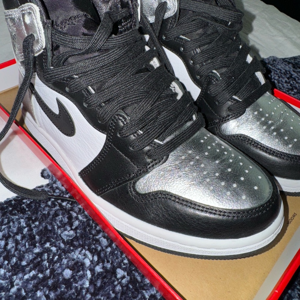 Women’s Air Jordan 1 “Silver Toe” size 6.5
